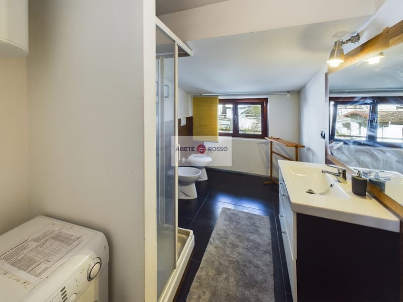 Spacious rooms, brightness, lake view and the magic of a small Italian village. (17)