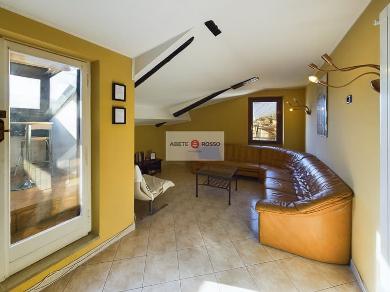 Spacious rooms, brightness, lake view and the magic of a small Italian village. (13)
