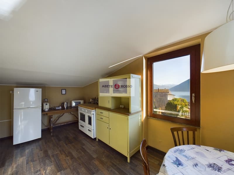 Spacious rooms, brightness, lake view and the magic of a small Italian village. (8)