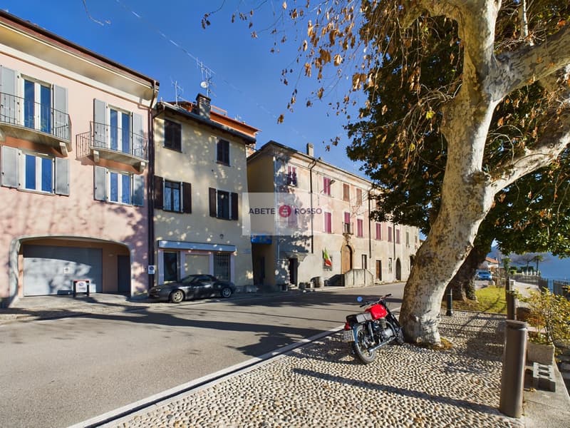 Spacious rooms, brightness, lake view and the magic of a small Italian village. (3)