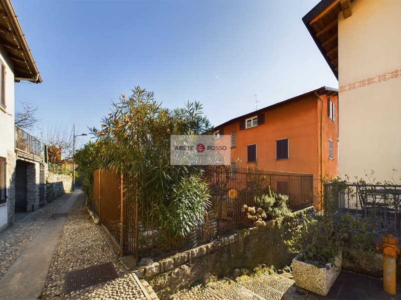 Spacious rooms, brightness, lake view and the magic of a small Italian village. (20)