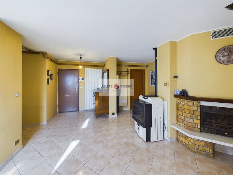 Spacious rooms, brightness, lake view and the magic of a small Italian village. (16)