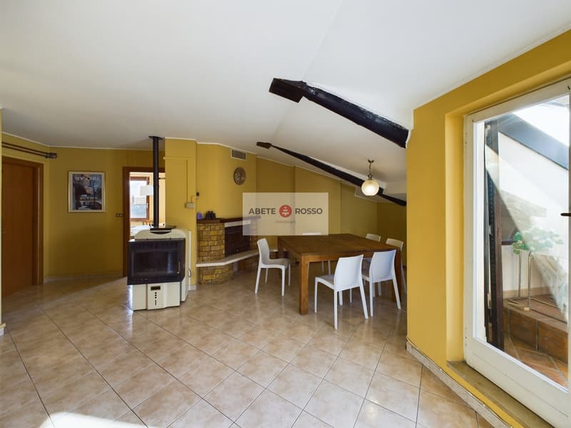 Spacious rooms, brightness, lake view and the magic of a small Italian village. (12)