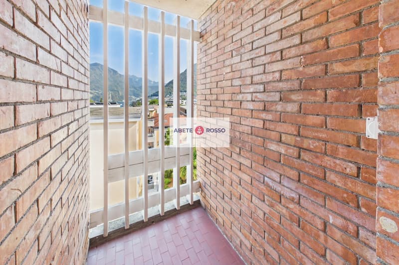 Appartamento 4 locali: rinnovato, vicino al centro cittadino, vista aperta sul lago. (11)