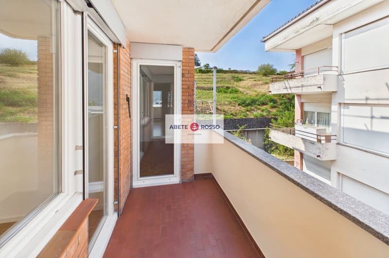Appartamento 4 locali: rinnovato, vicino al centro cittadino, vista aperta sul lago. (18)