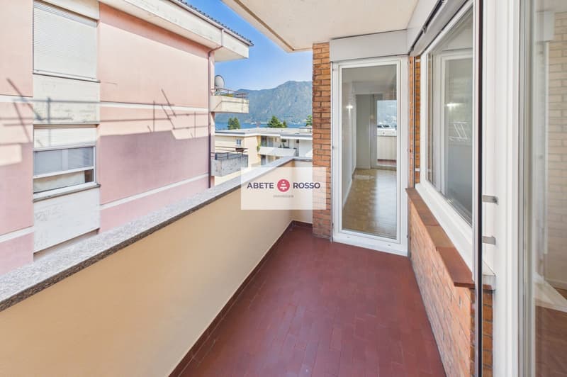 Appartamento 4 locali: rinnovato, vicino al centro cittadino, vista aperta sul lago. (17)