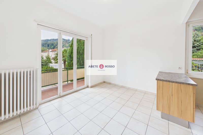 Casa con 2 appartamenti e giardino, in zona strategica, con prospettive di miglioramento (6)