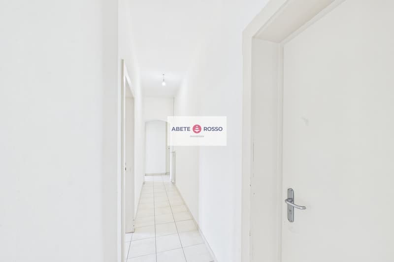 Casa con 2 appartamenti e giardino, in zona strategica, con prospettive di miglioramento (4)