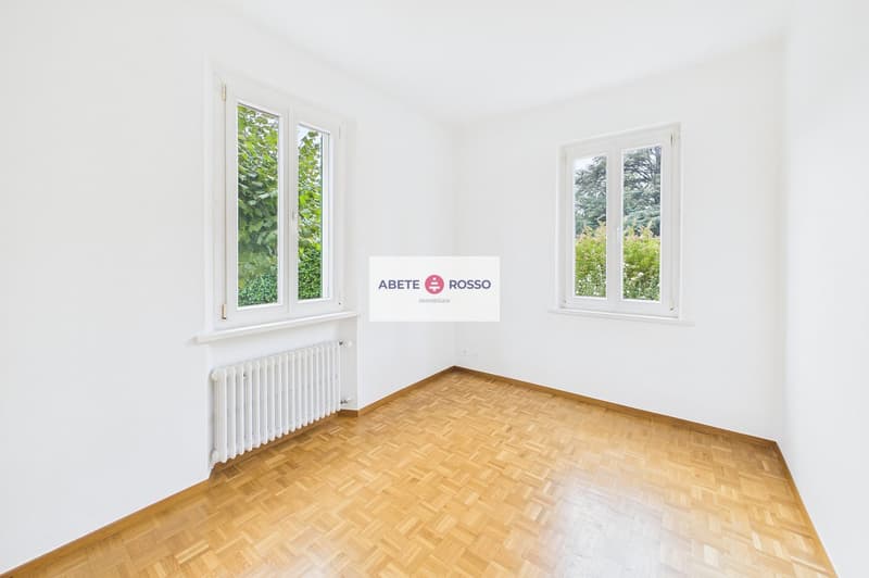 Casa con 2 appartamenti e giardino, in zona strategica, con prospettive di miglioramento (13)