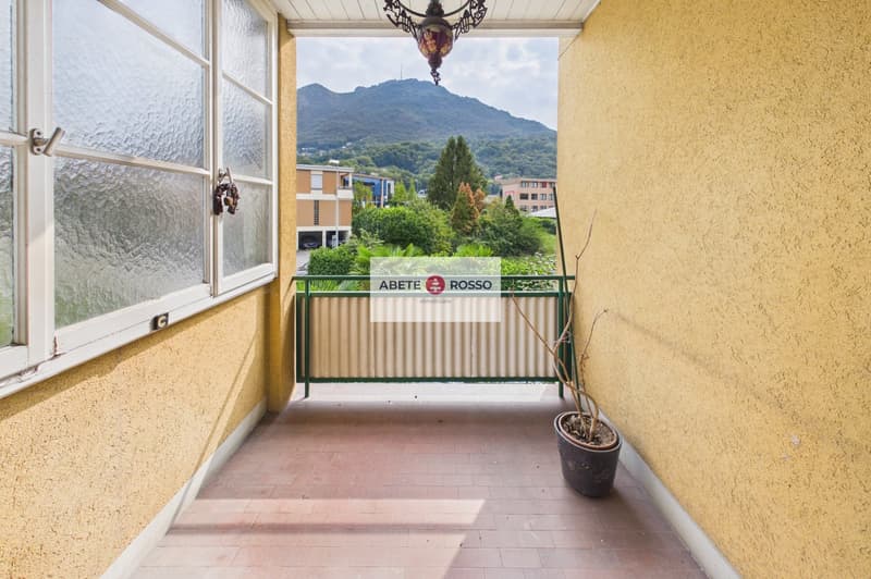 Casa con 2 appartamenti e giardino, in zona strategica, con prospettive di miglioramento (22)