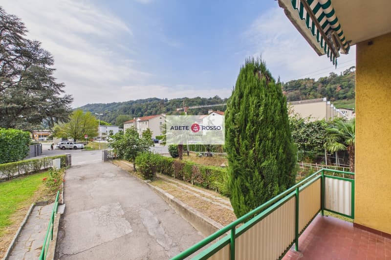 Casa con 2 appartamenti e giardino, in zona strategica, con prospettive di miglioramento (8)