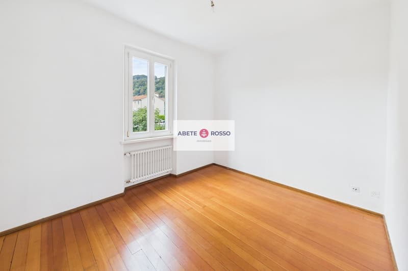 Casa con 2 appartamenti e giardino, in zona strategica, con prospettive di miglioramento (5)