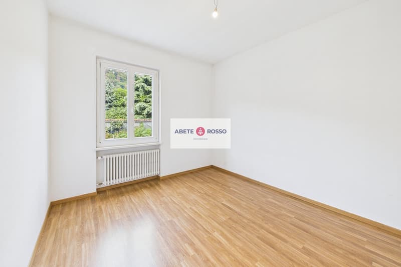 Casa con 2 appartamenti e giardino, in zona strategica, con prospettive di miglioramento (11)