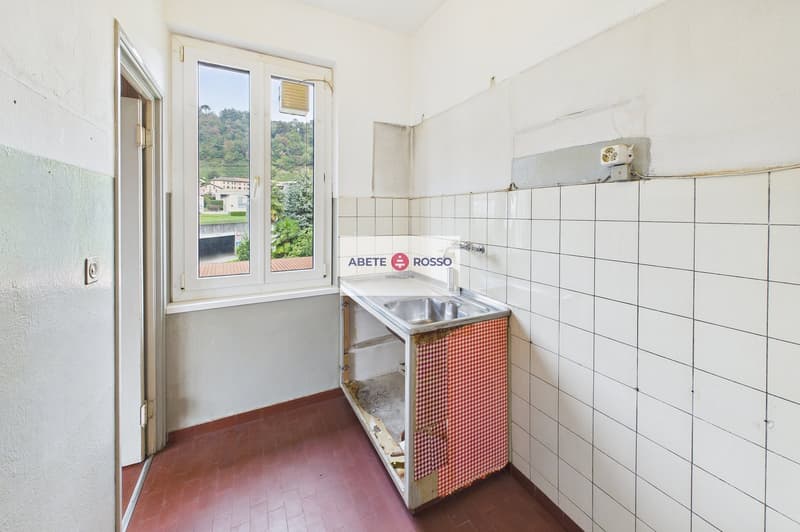 Casa con 2 appartamenti e giardino, in zona strategica, con prospettive di miglioramento (20)