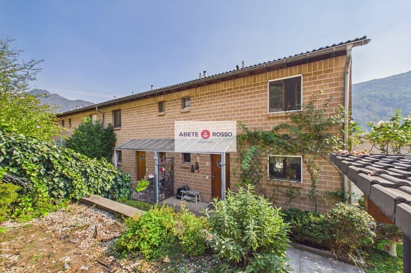Casa a schiera di testa con giardino, piscina e veranda, in zona residenziale, vicino a Grancia (2)