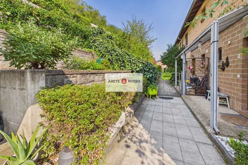 Casa a schiera di testa con giardino, piscina e veranda, in zona residenziale, vicino a Grancia (23)