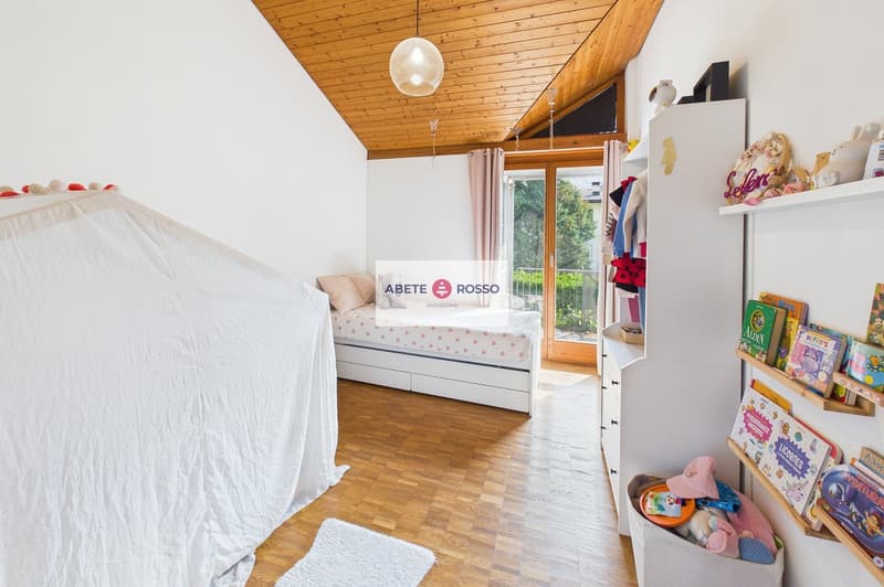 Casa a schiera di testa con giardino, piscina e veranda, in zona residenziale, vicino a Grancia (12)