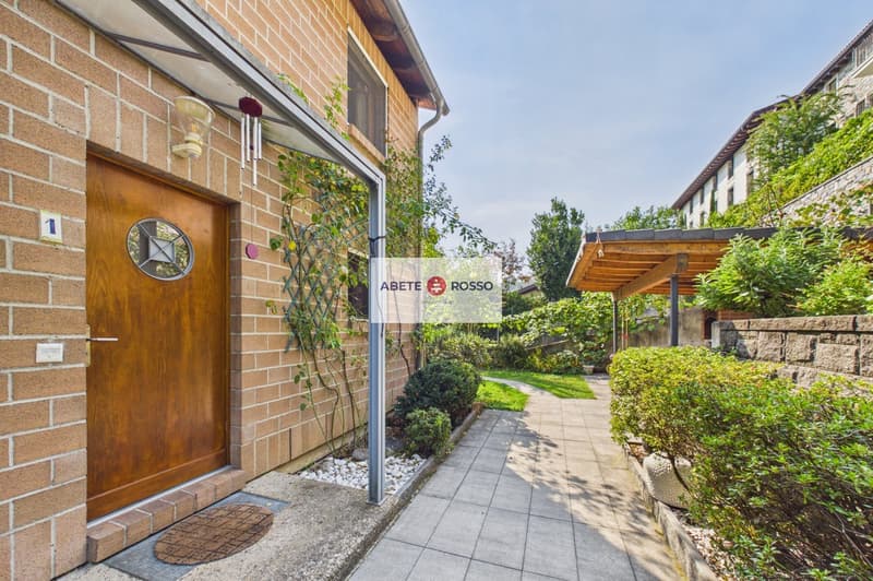 Casa a schiera di testa con giardino, piscina e veranda, in zona residenziale, vicino a Grancia (3)
