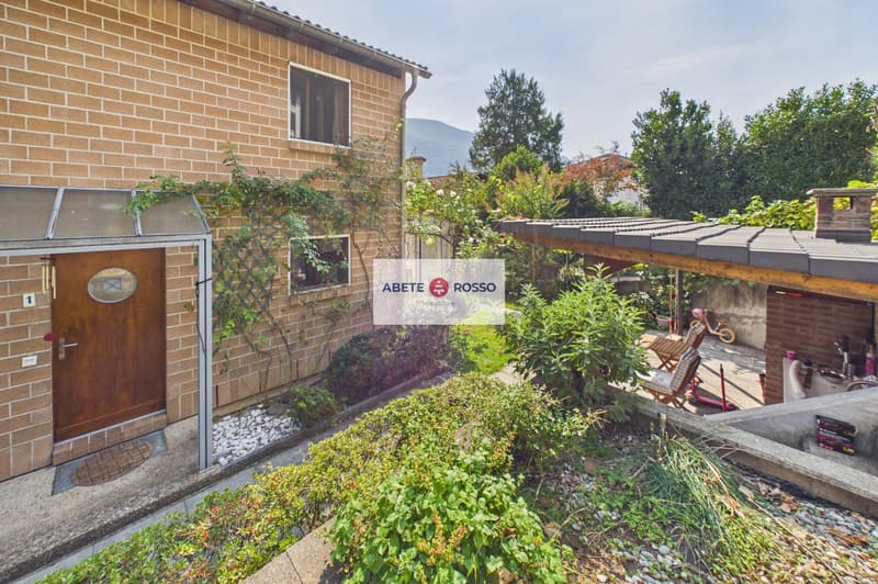Casa a schiera di testa con giardino, piscina e veranda, in zona residenziale, vicino a Grancia (21)