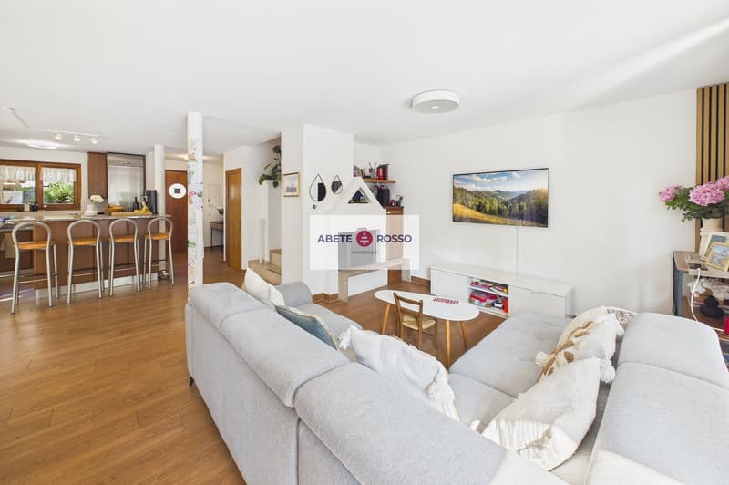 Casa a schiera di testa con giardino, piscina e veranda, in zona residenziale, vicino a Grancia (7)