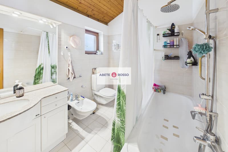 Casa a schiera di testa con giardino, piscina e veranda, in zona residenziale, vicino a Grancia (11)