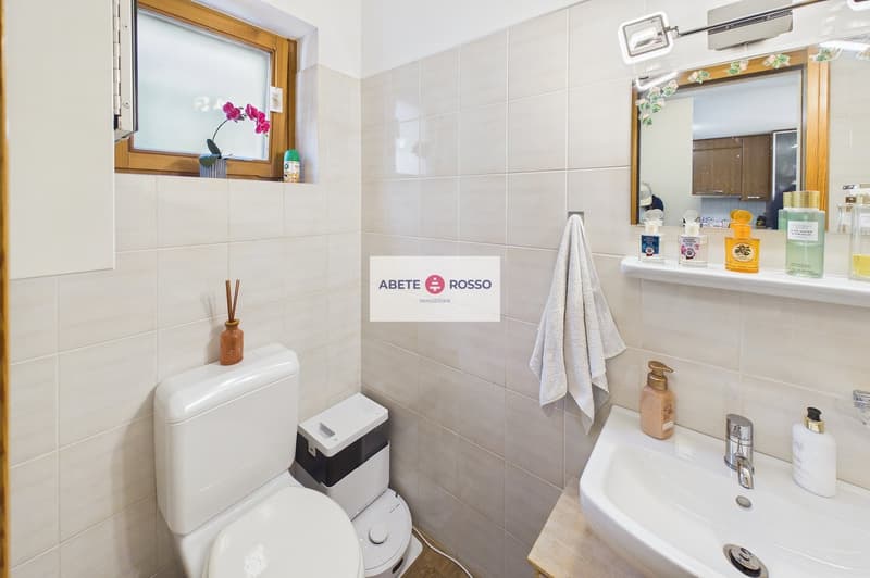 Casa a schiera di testa con giardino, piscina e veranda, in zona residenziale, vicino a Grancia (5)