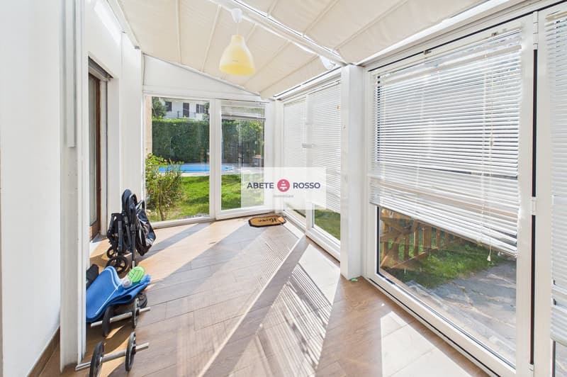 Casa a schiera di testa con giardino, piscina e veranda, in zona residenziale, vicino a Grancia (8)