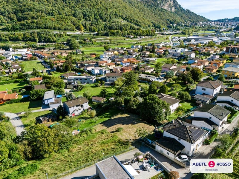 Terreno edificabile con panorama molto GENEROSO in un quartiere residenziale (9)