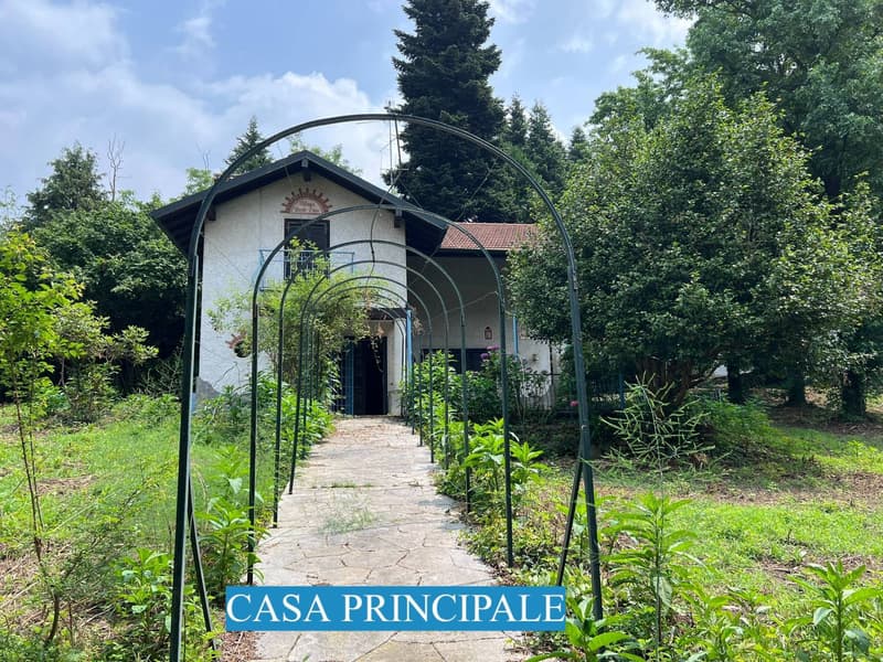 Tenuta con ampio terreno vicino Gallarate (Varese) (1)