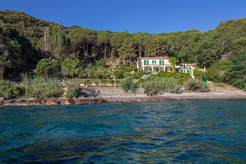 House perched on cliff with a view over the water