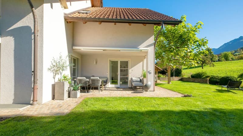 Offener Sitzplatz im Garten