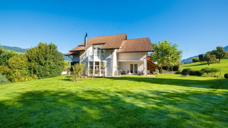 Ansicht Haus mit Grünflächen
