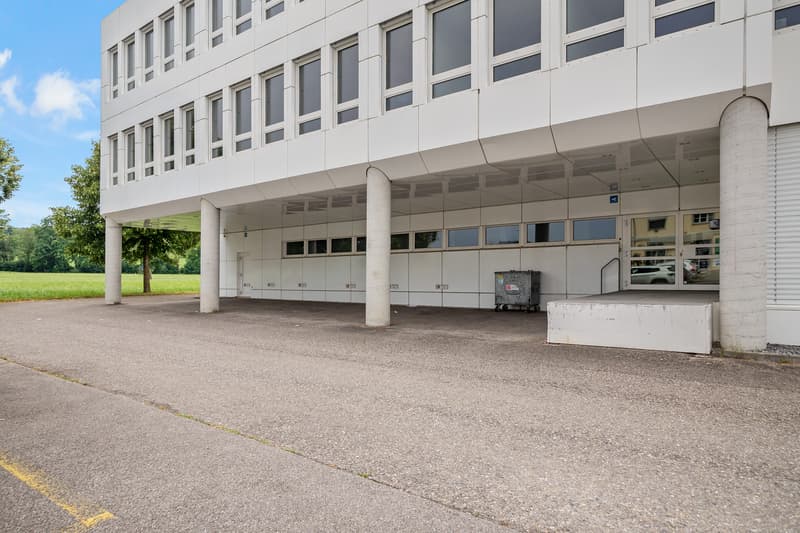 Gedeckte Parkplätze und Anlieferung