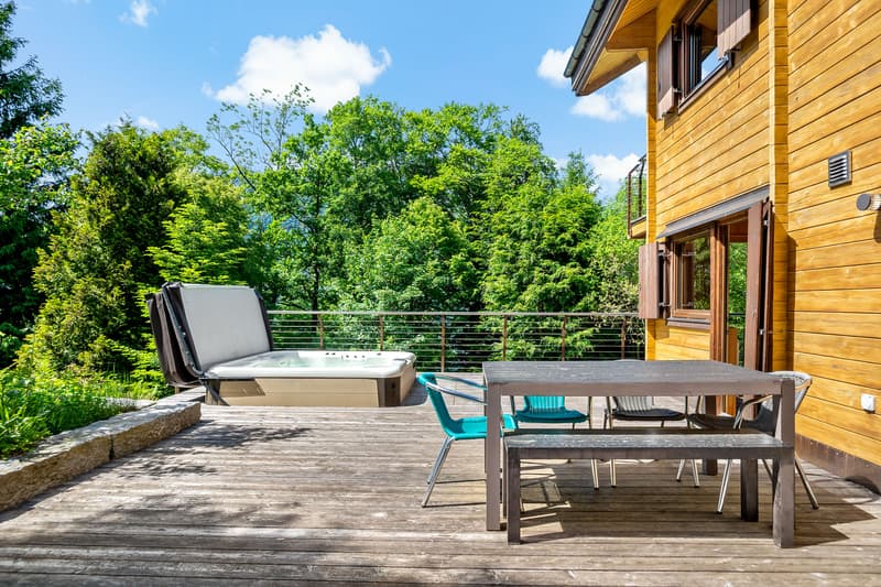Terrasse mit Whirlpool und Sauna