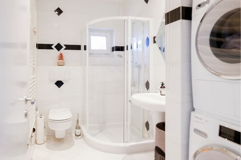 Badezimmer mit Dusche und Waschturm
