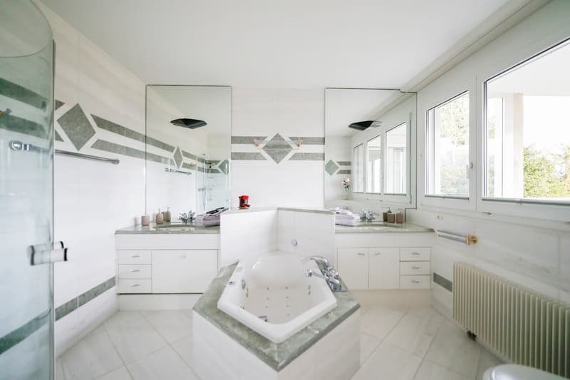 Badezimmer mit Badewanne