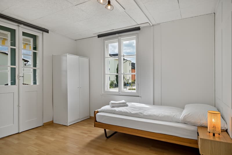Schlafzimmer für eine Person mit Kleiderschrank