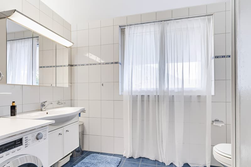 Badezimmer mit Fenster