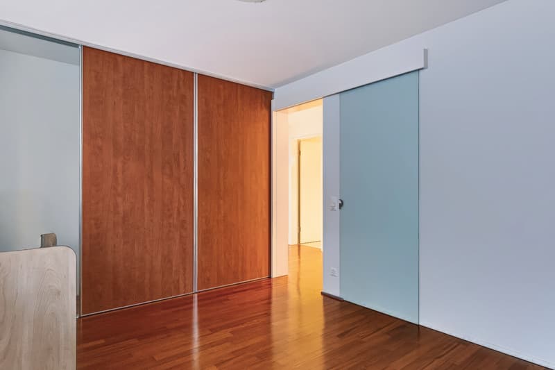 Geräumiges Büro mit Einbauschrank