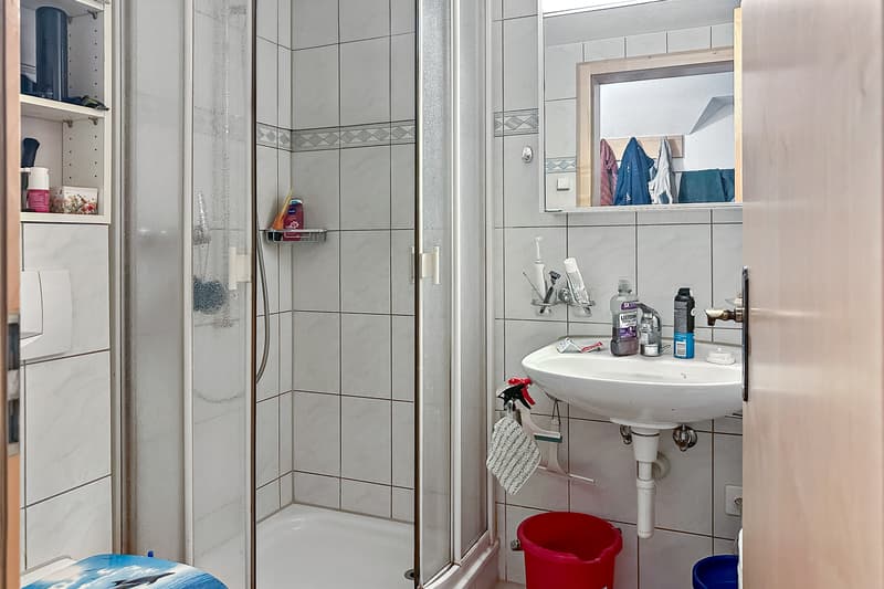 Badezimmer mit Dusche