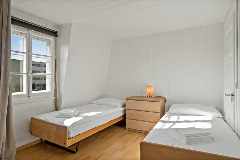 Zimmer abgetrennt durch Vorhang zum Essbereich
