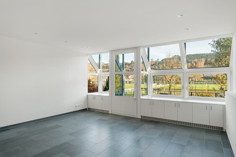 Heller Wohnbereich mit Terrasse