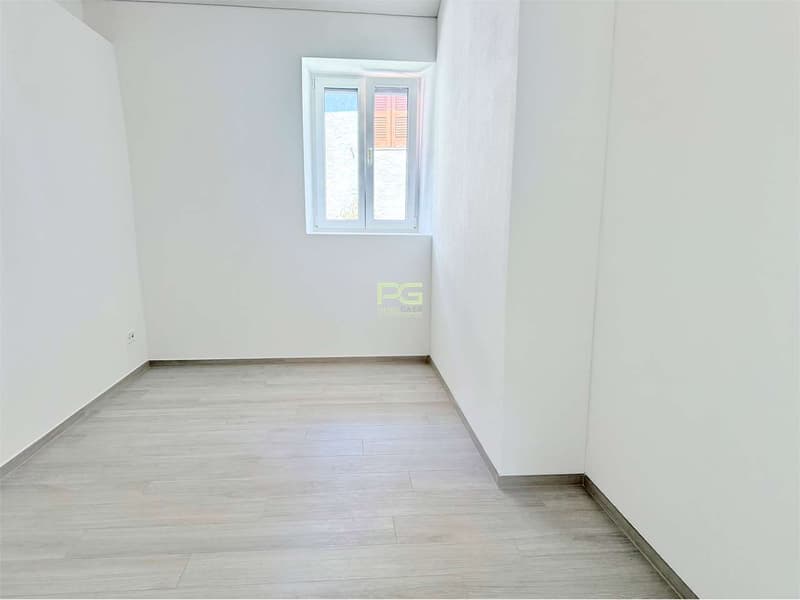 Maison rénovée avec jardin et garage (4)