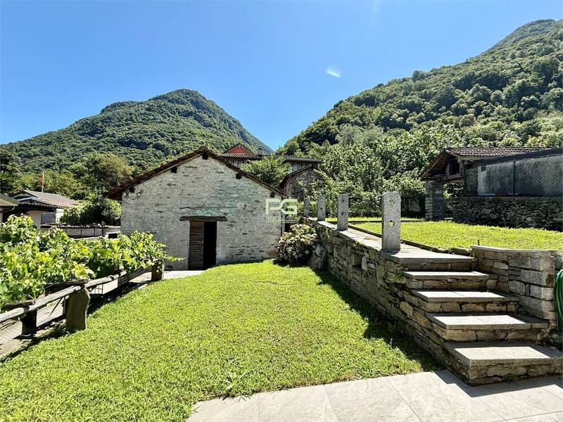 Maison rénovée avec jardin et garage (7)