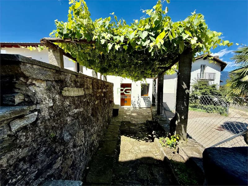 Maison rénovée avec jardin et garage (8)