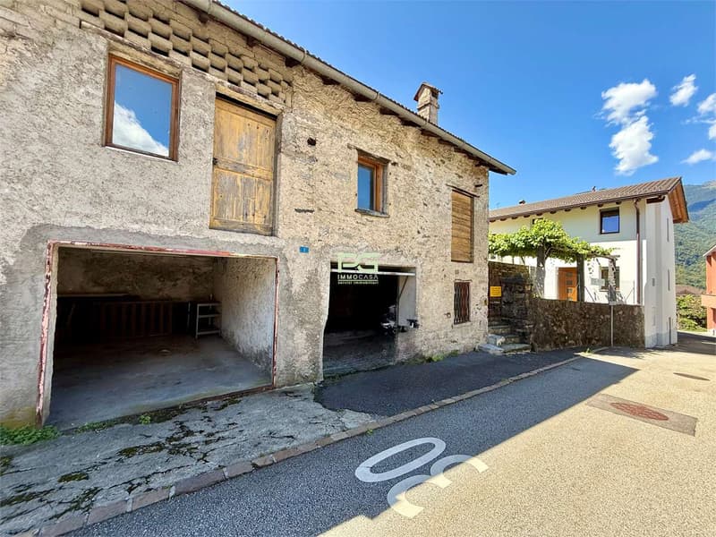 Maison rénovée avec jardin et garage (9)