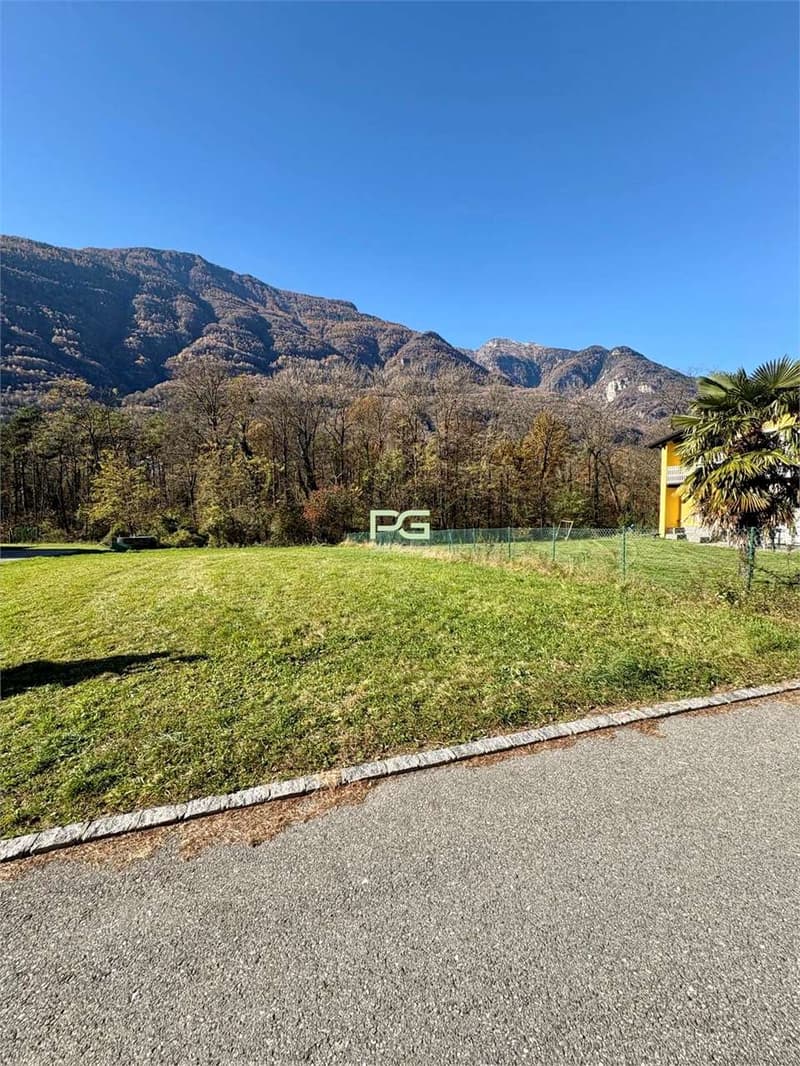 Terrain constructible à vendre (2)