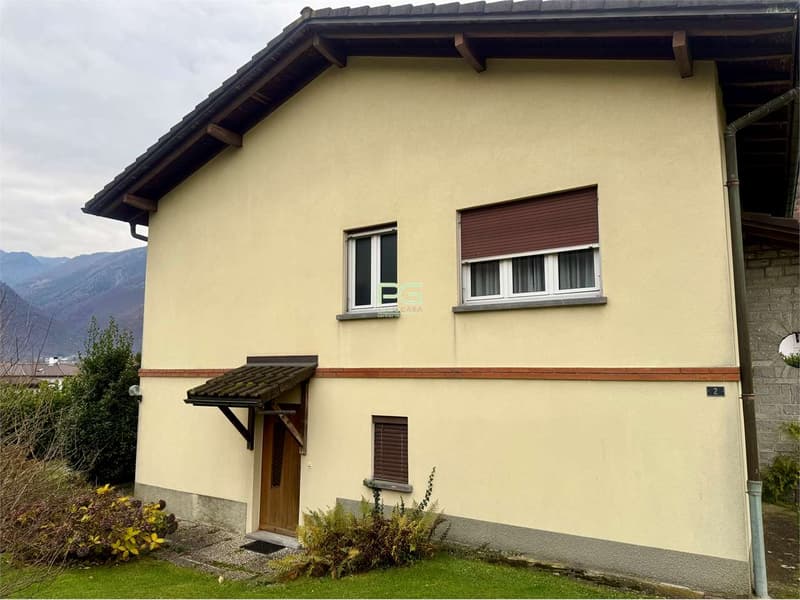 Casa bifamiliare con giardino (3)