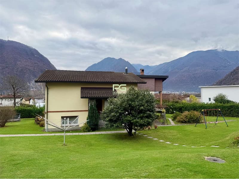 Casa bifamiliare con giardino (2)