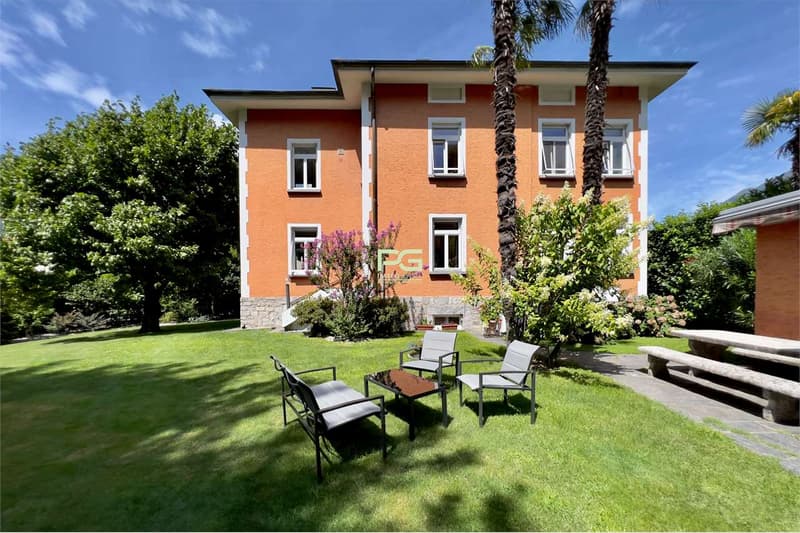 Splendida villa d'epoca con ampio giardino (2)